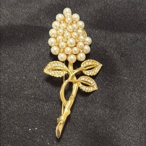 Elegant Gold and Pearl Brooch